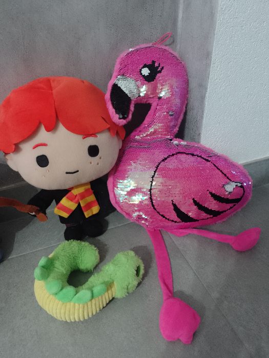 Zestaw różnych maskotek