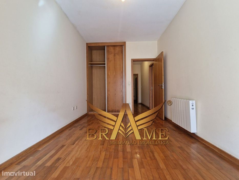 Apartamento T2 Com Lugar De Garagem | Rua Da Constituição - Porto