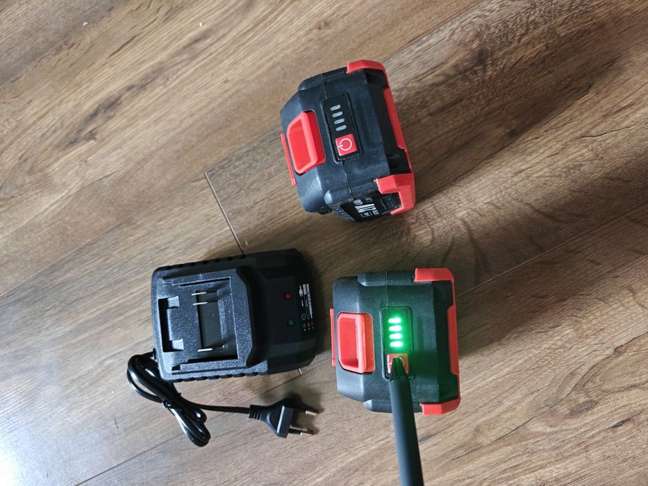 Akumulatory 21v w systemie Makita 4.0 Ah plus ładowarka stacjonarna