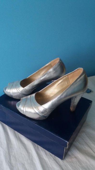 Sapatos de cerimónia novos em folha, lindissímos