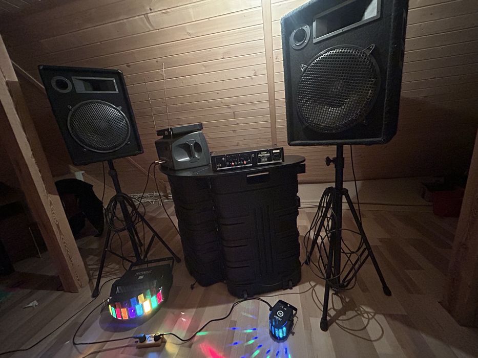 Zestaw nagłośnienia ze stanowiskiem DJ