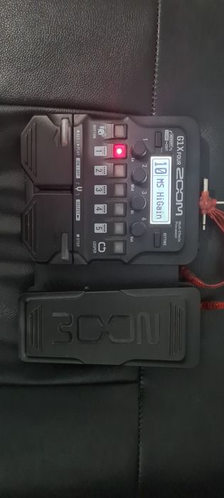 Pedaleira Zoom g1x four