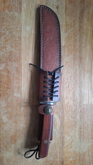 Nóż myśliwski duży,ostry.