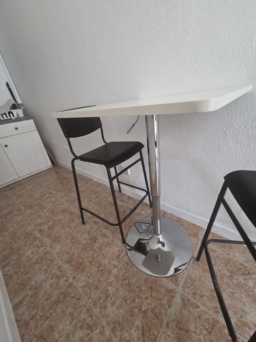 Mesa branca alta tipo bar  com 2 cadeiras altas
