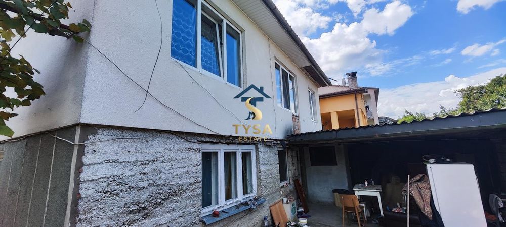 Великий будинок у Тячеві: 210 м², 7 соток, гараж та всі комунікації