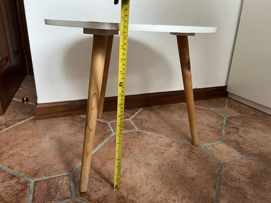 Mesa de apoio estilo nórdico – 48 cm – branca com pernas em madeira