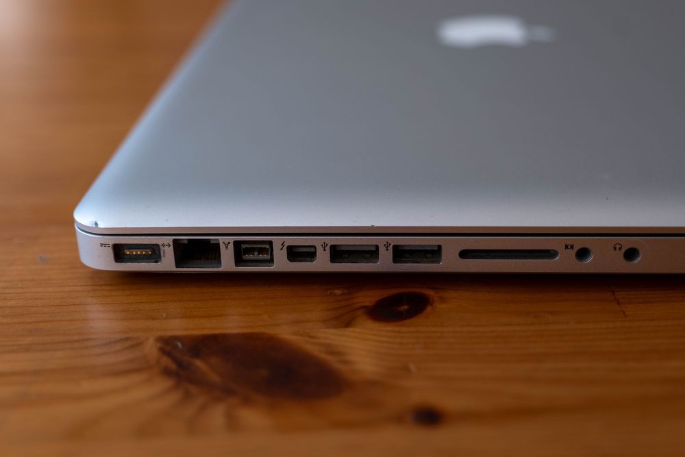 MacBook Pro 15" Early 2011 i7 2.2GHz AMD Radeon HD 6750M