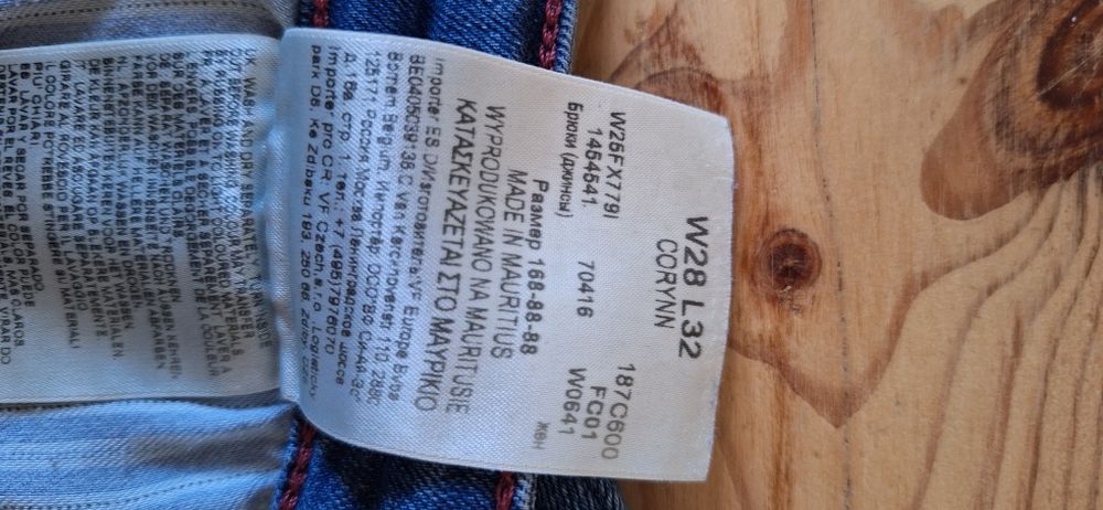 Jeansy Wrangler.