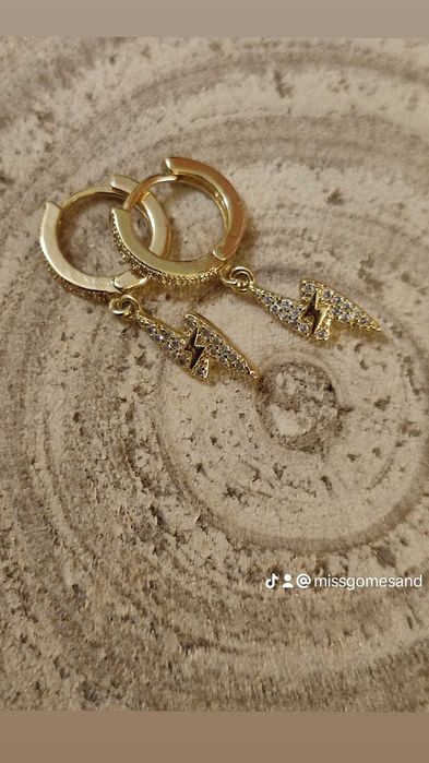 Argolas douradas em aço inoxidável