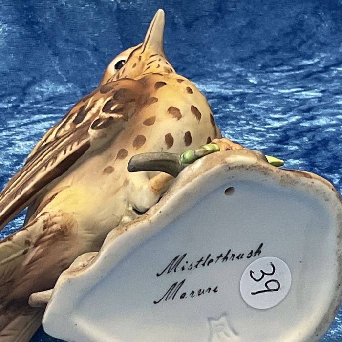 Ave em tronco biscuit pintura manual 13 cm