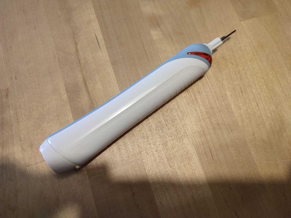 Escova dentes eléctrica Oral-B Pro 2000 com baixa retenção de carga