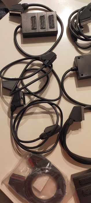 11 Cabos SCART com diferentes tamanhos e adaptor AC-DC