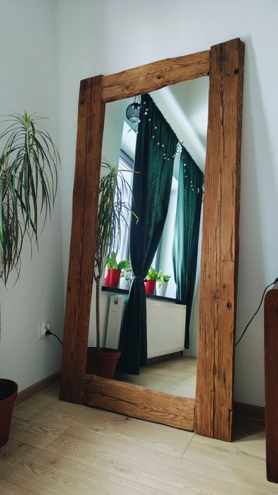 Rustykalne stojące lustro w ramie ze starych desek