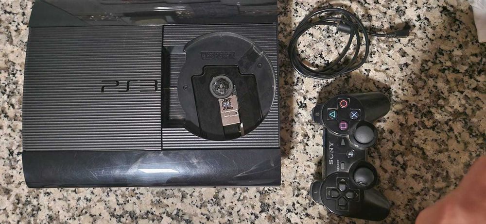 Consola PS3 Super Slim 500 GB + Comando original Sony + 4 jogos