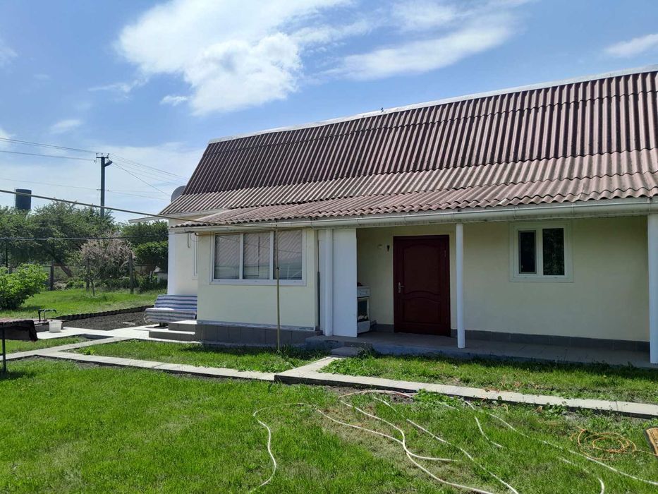 Продається садиба з будинком і присадибними будівлями.