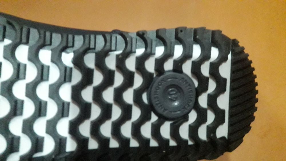 Продаются зимние кроссовки