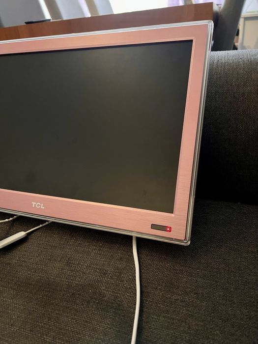 Televisao TCL rosa com comando + suporte parede