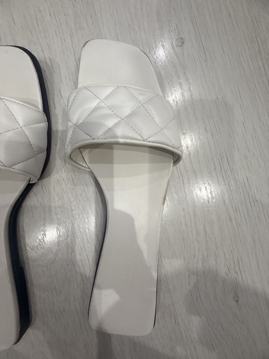 Sprzedam biale klapki Bershka rozm 39