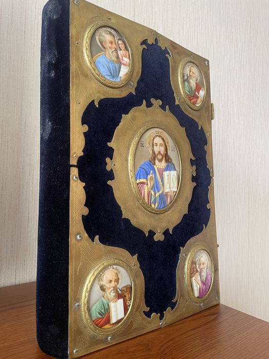 Евангелие в окладе с финифтью