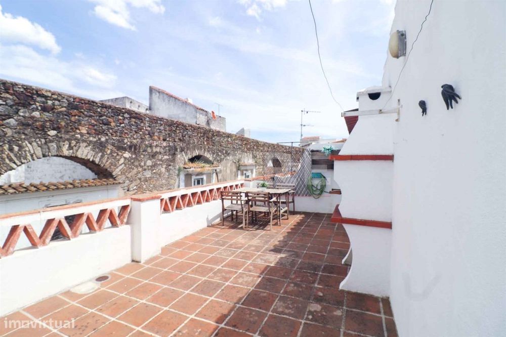 Moradia T2 de Charme com Terraço e Vista Muralha | Centro Histórico de