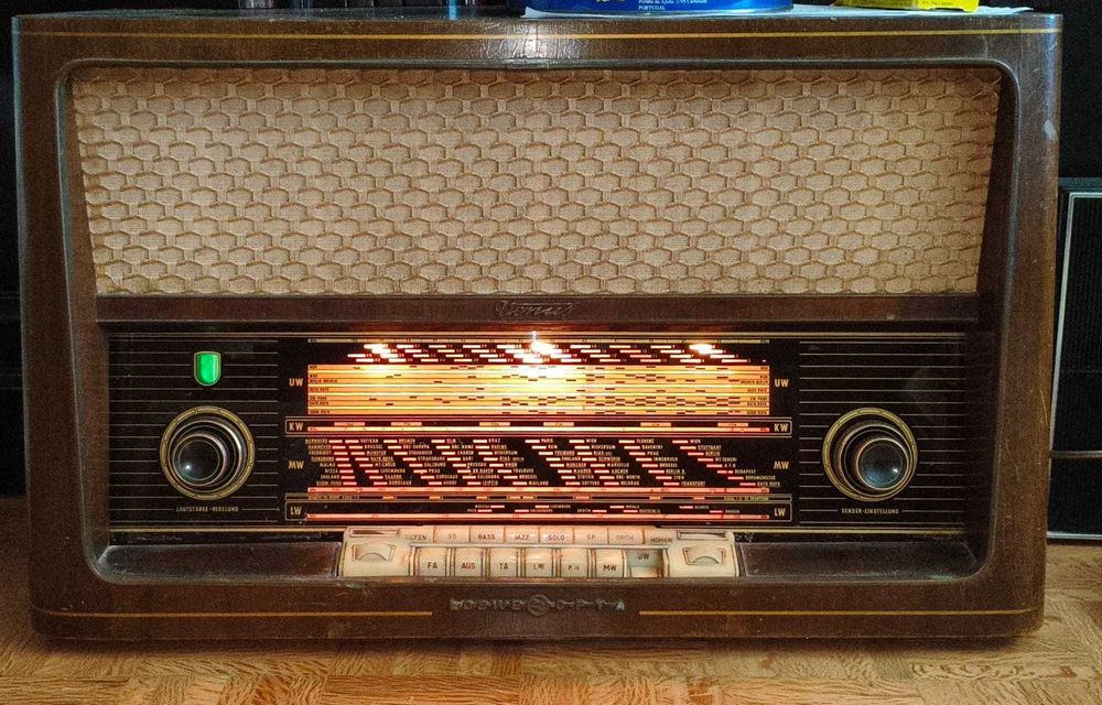 Rádio antigo Loewe-Opta Vénus 1791W