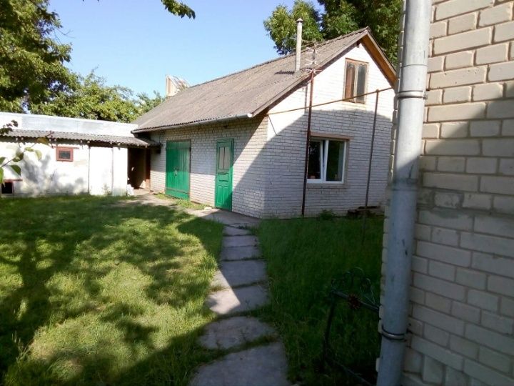 Продам будинок загальною площею 90 м квадратних  33000 торг