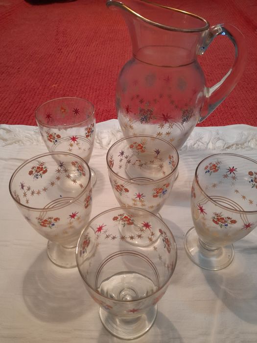 Serviço de água em vidro muito antigo