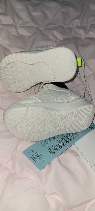 Кроссовки высокие р.22