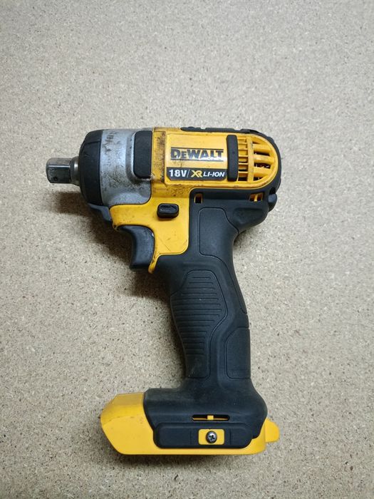 DeWalt DCF880 . .