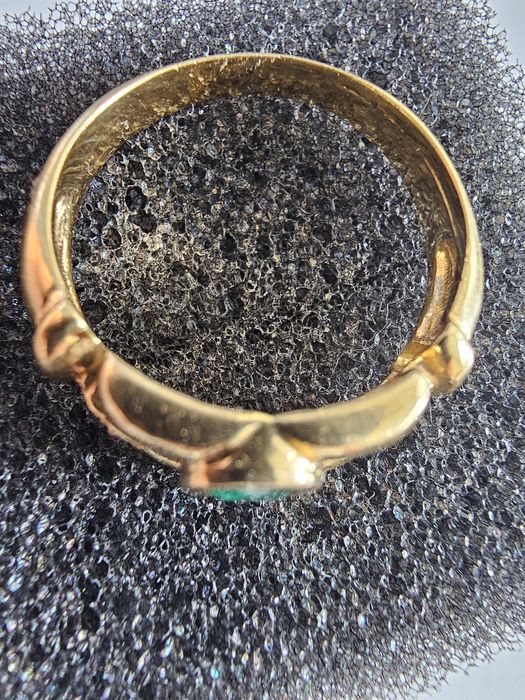 Anel ouro 19,2k com Esmeralda