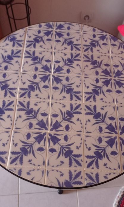 Vendo mesa de ferro, com tampo em azulejo e duas cadeiras desdobráveis