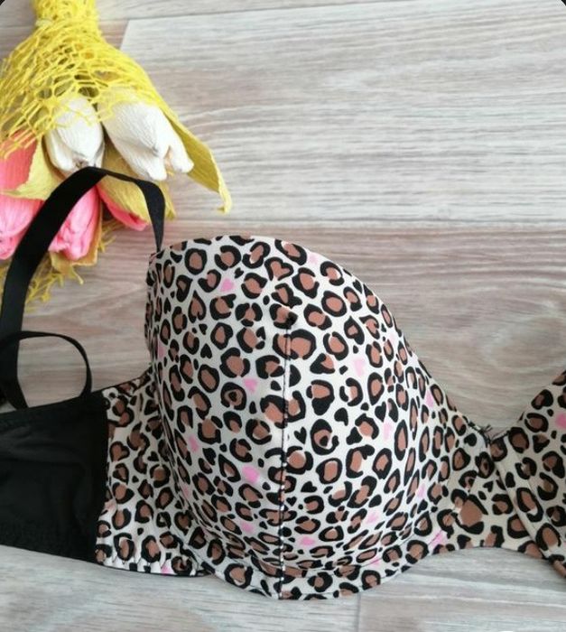 8 різних бюстгальтерів