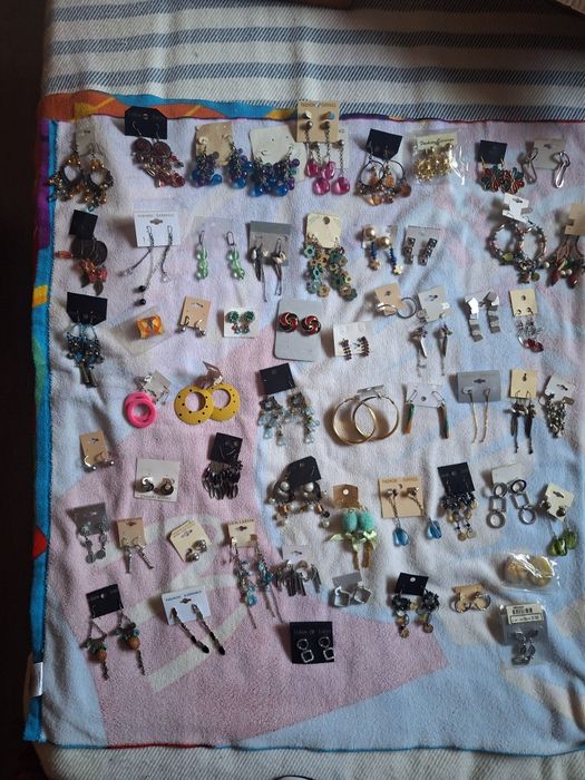 Várias pulseiras brincos e fios