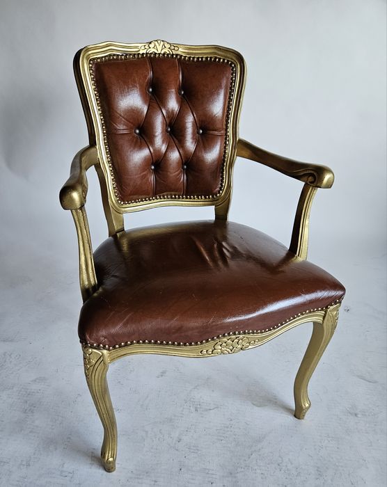 Fotel ze skórzanym obiciem