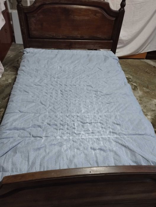 Cama de casal em madeira bem rubusta, em bom estado