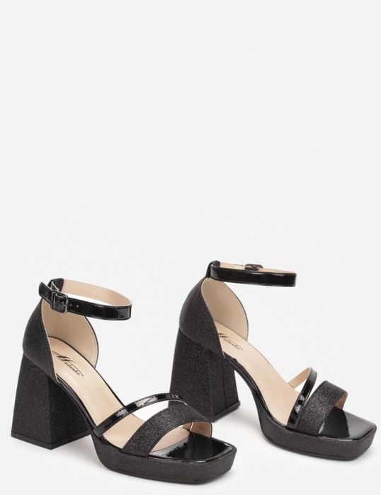 Зручні босоніжки на каблуку