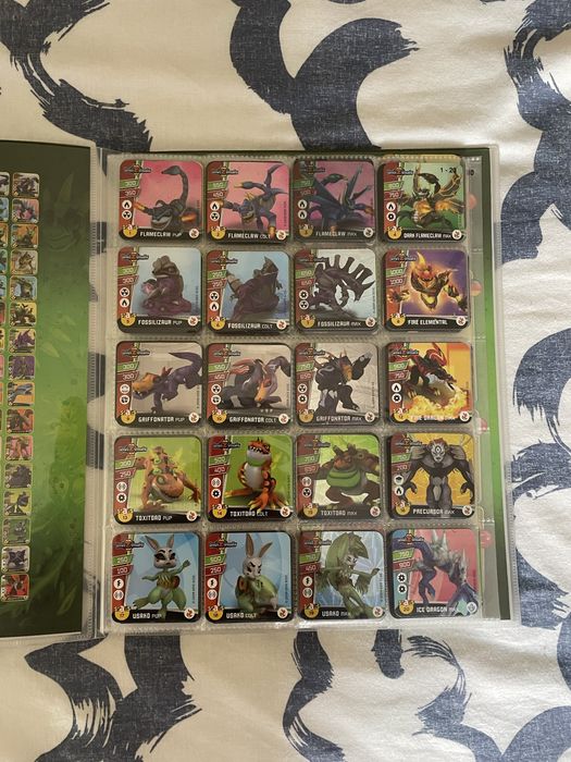 Caderneta Invizimals completa (faltam 5 apenas)!!!‼️