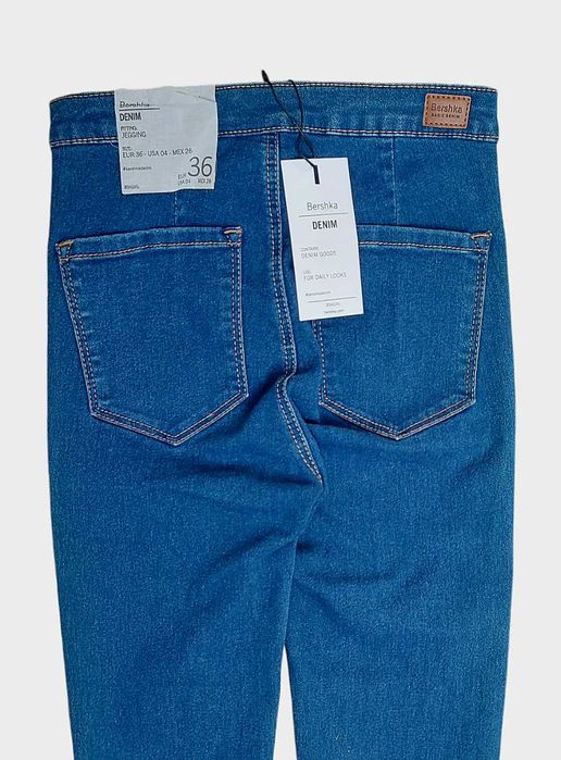 Bawełniane granatowe spodnie jeansowe BERSHKA, R. 36