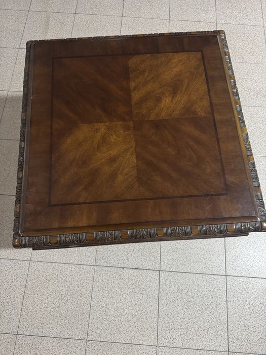 Mesa rustica de madeira em bom estado com uma gaveta