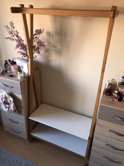 Cabide de madeira duplo com 2 prateleiras