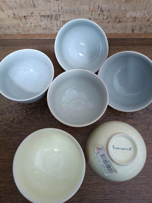 Conjunto de taças cinza e amarelo