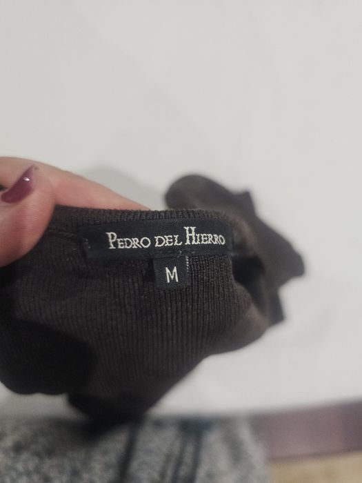 Camisola sem mangas decote bico