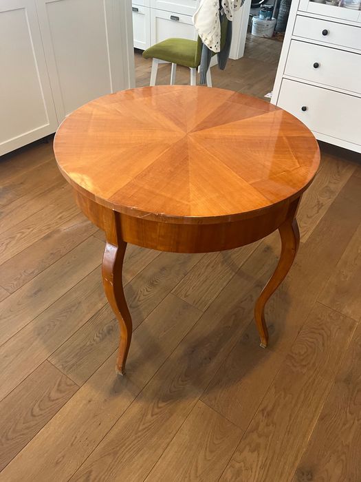 Stolik w stylu bidermeier