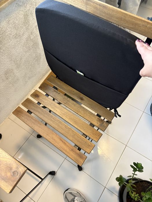 Mesa+2 cadeiras de madeira