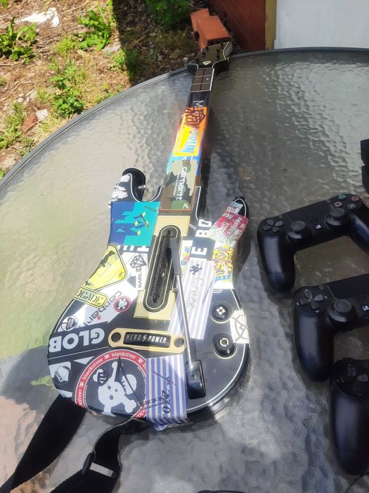 Konsola Ps4 .pad 3szt.gitara .. gry 2szt