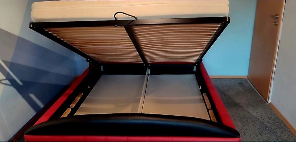 Łóżko sypialniane tapicerowane z pojemnikiem