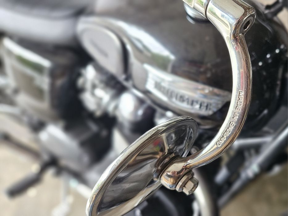 Triumph Bonneville T100 black + 2 capacetes BELL novos