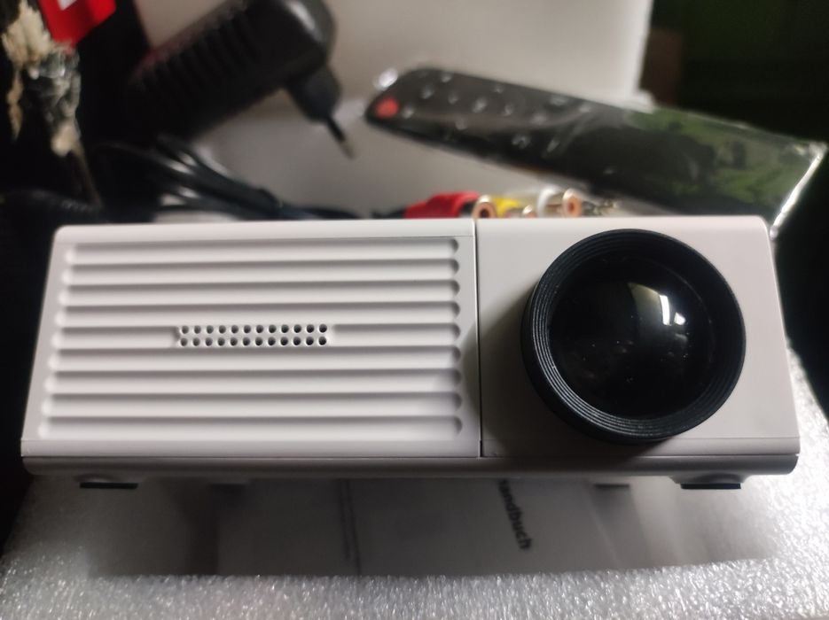 Wall-mounted Mini Projector450371628386887682