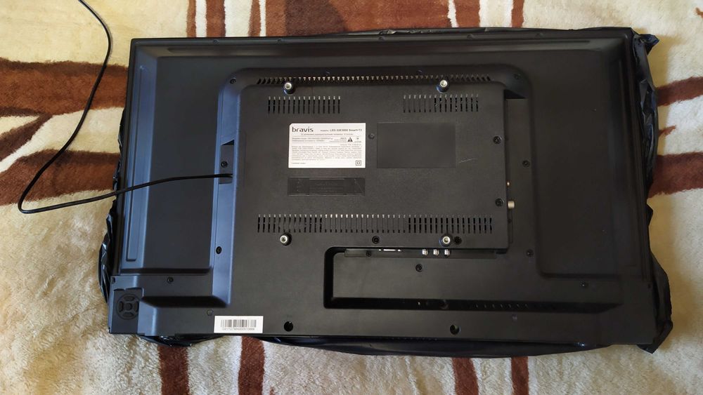 Bravis LED-32E3000 Smart+T2 битая матрицей б/у