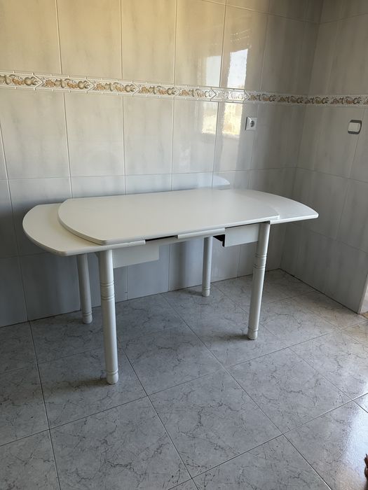 Mesa de cozinha branca
